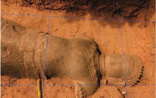 В Камбодже археологи нашли древнюю статую демона-охранника Камбодже, археологи, демон, охранник, раскопки, статуя
