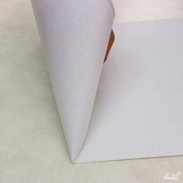 17. Из бумаги (обычной или пергаментной) сделайте воронку. Выложите в нее глазурь.