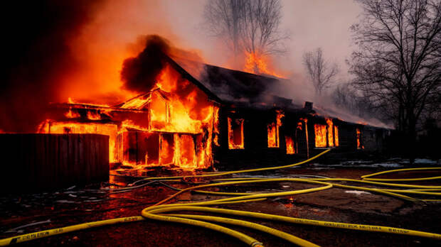 На Алтае на 40 "квадратах" полыхал частный дом из-за неисправного электрооборудования