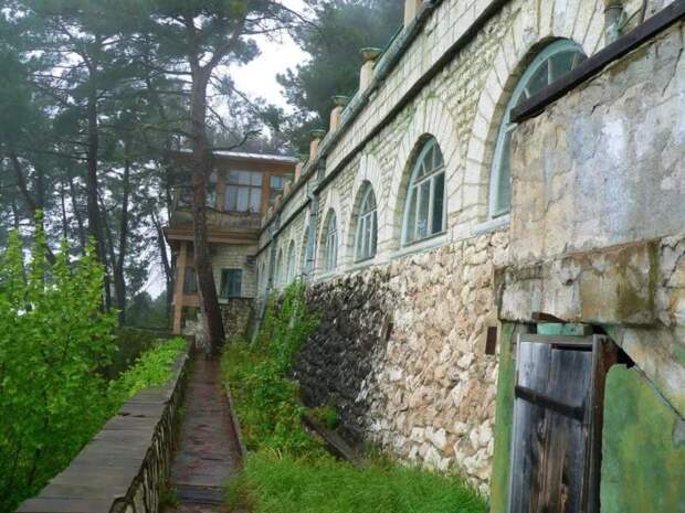 Дача «Холодная речка» была построена в 1932—1933 гг. на склоне горы на высоте около 200 метров над уровнем моря (Абхазия). | Фото: diletant.media.