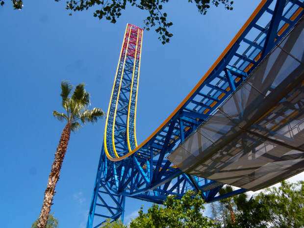 Экстремальная горка в парке развлечений «Шесть флагов» («Six Flags»).