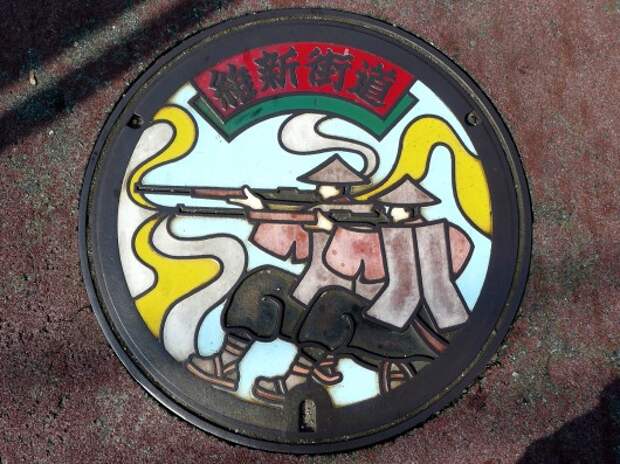 Необычные крышки люков на дорогах в Японии