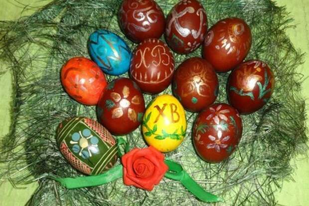 Фото к рецепту: Пасхальные яйца-крашенки, расписанные красками #пасха2021