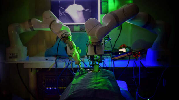 Этот робот провел хирургическую операцию. И справился лучше, чем человек
