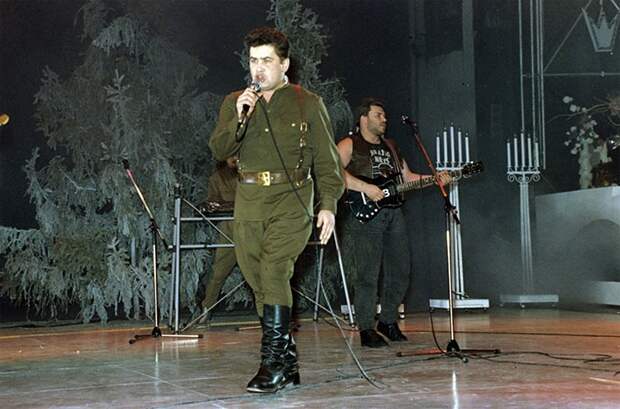 Солист группы Любэ Николай Расторгуев во Дворце спорта Лужники. 1991 год. Фото А. Рыбаковского РИА Новости.jpg Солист группы Любэ Николай Расторгуев во Дворце спорта Лужники. 1991 год. Фото А. Рыбаковского РИА Новости.jpg