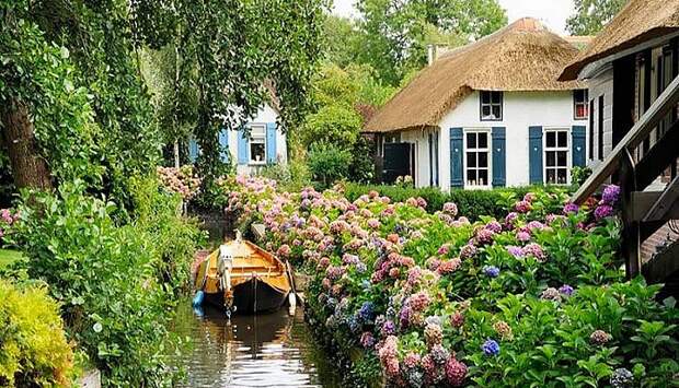 Дома деревни Гитхорн утопают в зелени и цветах.
