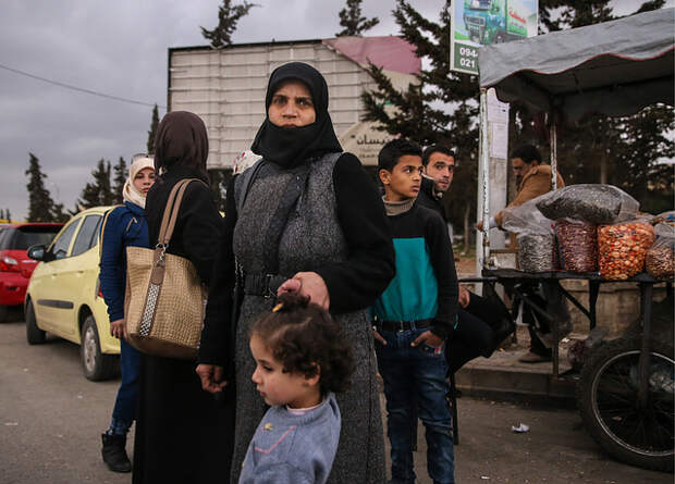Жители на улице города, Алеппо, 4 марта