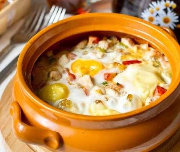 яйца запеченные с курицей и овощами