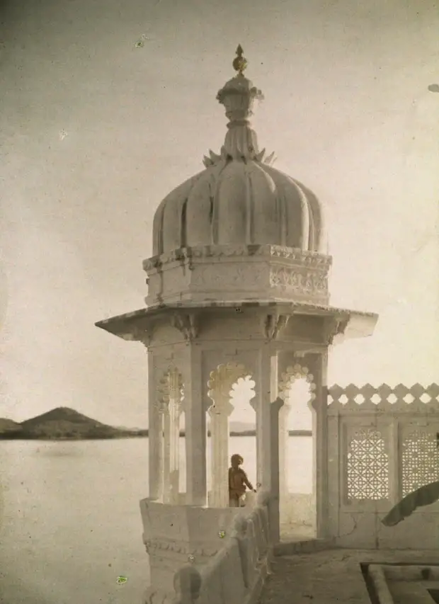 Вид из дворца махараджи в Удайпуре, Индия, 1923. Автохром, фотограф Жюль Жерве-Куртельмон