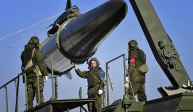 Расчеты оперативно-тактических ракетных комплексов "Искандер-М" после тренировки по управлению ракетными ударами