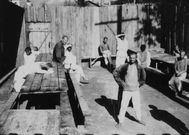 В деревне Новинки под Минском в 1941 году. В деревне Новинки под Минском в 1941 году.