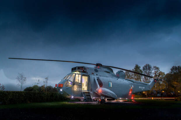 Шотландская команда Mais Farm переделала военный вертолет в комфортное жилище.