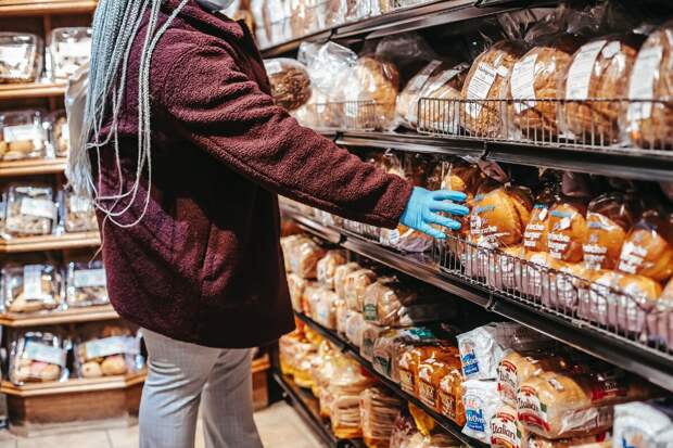 Перемять весь хлеб в магазине - это делает каждый второй. Фото автора Laura James: Pexels