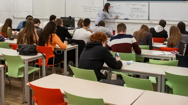 Кабмин готовит постановление об общих требованиях к оплате труда педагогов