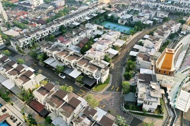 Деревня Cosmo Park разделена на 5 кварталов, на которых расположено 78 жилых коттеджей, рассчитанных на одну семью (Джакарта, Индонезия). | Фото: amusingplanet.com.
