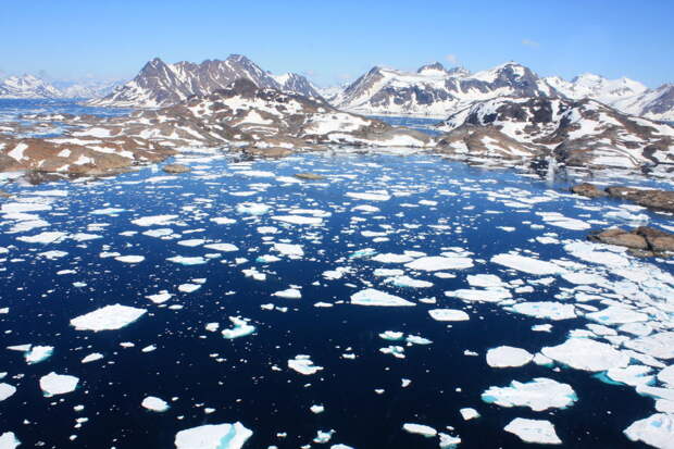 Гренландия В Гренландии живут люди. На самых окраинах. Большую часть этого огромного острова занимает ледяной покров: если величественная морозная пустыня когда-либо растает, то уровень мирового океана поднимется на целых десять метров.