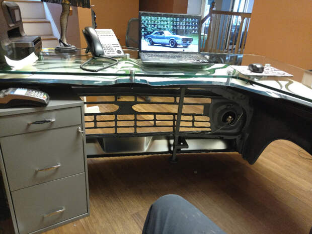 Этот креативный стол для офиса автомеханик сделал из ржавого кузова пикапа
