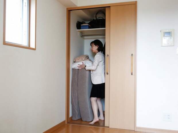 minimalist-saeko-kushibiki-stores-away-her-futon-mattress-in-her-apartment-out-of-sight-out-of-mind_1001x751