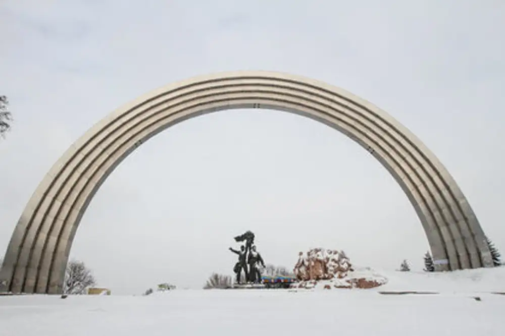 арка судьбы. арка дружбы народов киев сносят. древнегреческие арки. арка природа. памятник дружбы народов в киеве сейчас.