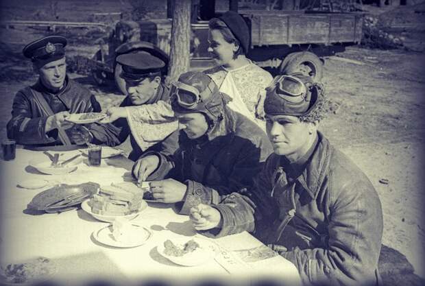 Советские и британские пилоты обедают вместе. /Фото: smolbattle.ru