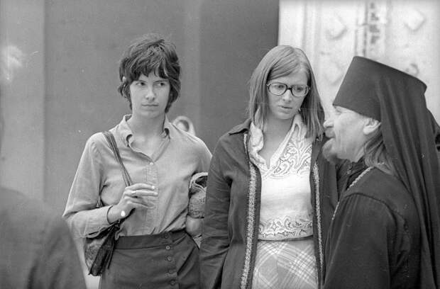 Девушки и священнослужитель. Виктор Ершов, июль 1970 года, МАММ/МДФ.