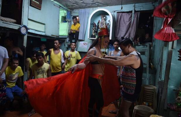 Конкурс красоты среди геев и транссексуалов в филиппинской тюрьме