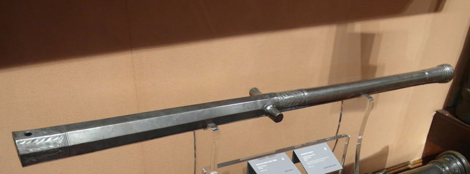Испанская малокалиберная пушка-«sacabuche» 1557 года, фактически — тяжёлая гаковница. Ствол ковано-сварной, длиной 1,393 м, калибр 35 мм. Wikimedia Commons - «Nomen certe novum»: явление аркебузы и мушкета | Военно-исторический портал Warspot.ru
