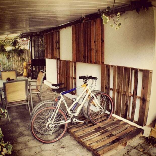 Возможно использовать деревянные поддоны в качестве велопарковки или же ими возможно украсить стены.