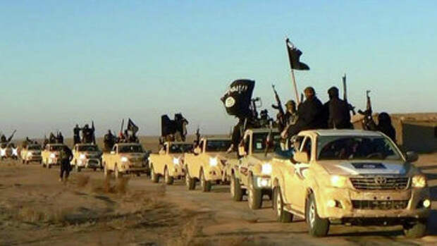 Колонна автомобилей с боевиками Исламского государства на пути из Сирии в Ирак