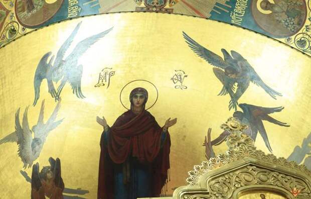 Изображение Богородица на стенах храма