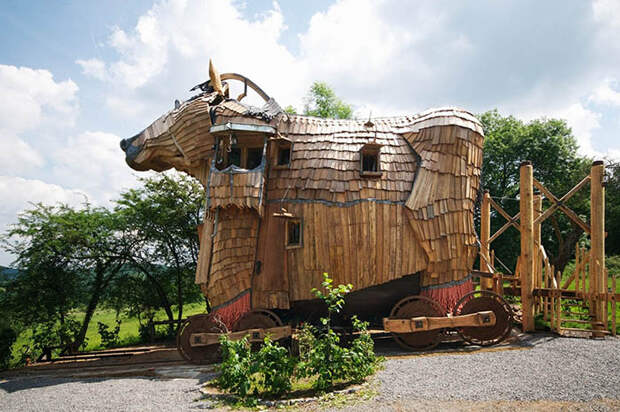 Отель в форме Троянского коня в Дюрбюи, Бельгия