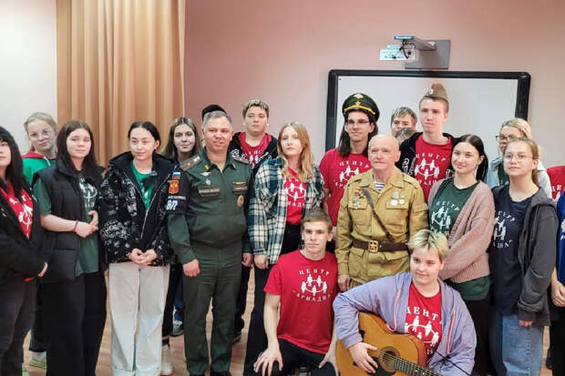 Военнослужащие военной полиции провели урок мужества с учащимися центра педагогической реабилитации