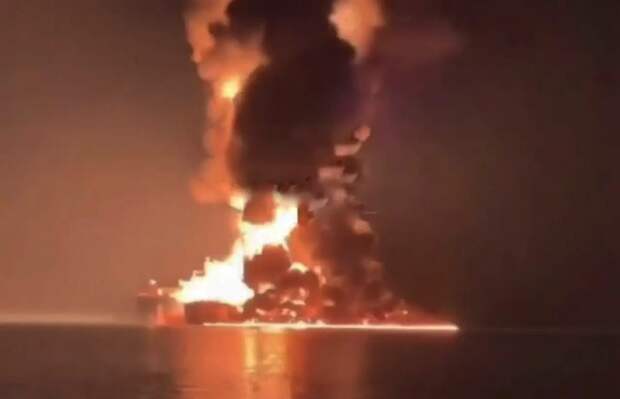 Горит терминал в Фуджейре, полностью выгорел и затонул американский танкер