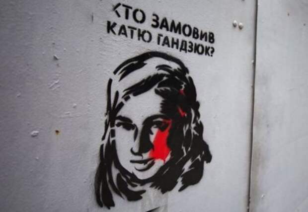 Взбунтовавшиеся общественники забросали здание Нацполиции в Херсоне петардами