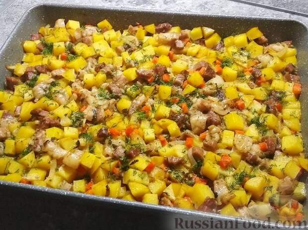 Фото к рецепту: Мясо с картофелем в духовке