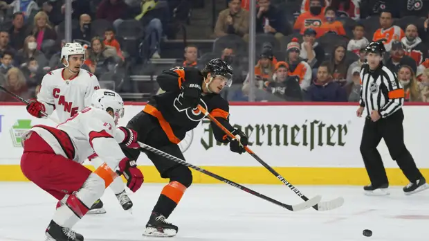 «Каролина» обыграла «Филадельфию» в матче НХЛ, Свечников и Проворов забросили по шайбе