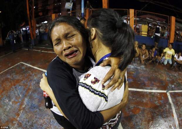 Филиппинские женщины плачут — после операции по борьбе с наркотиками в трущобах в Маниле они увидели, как их родственников убили полицейские    дутерте, филиппины против наркотиков