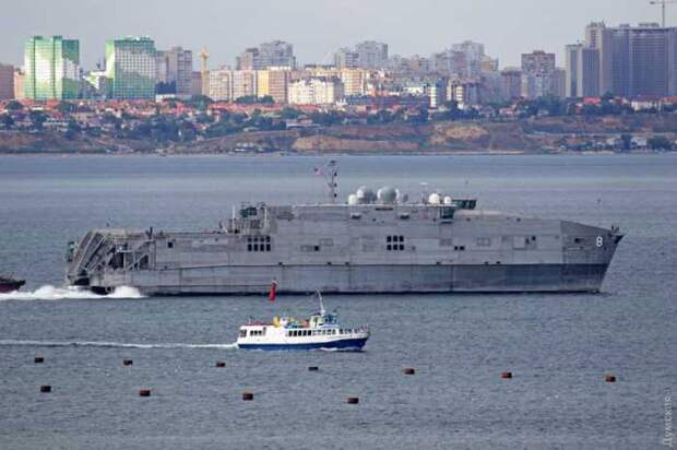 Катамаран ВМС США USNS Yuma опять вошел в порт Одессы