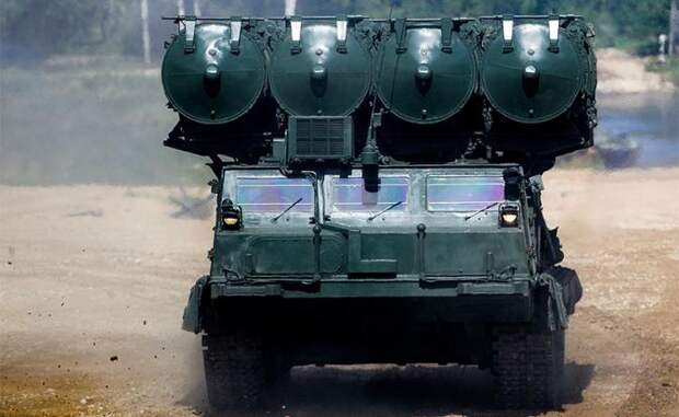 На фото: зенитный ракетный комплекс С-300