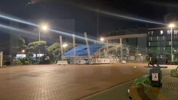 Сцена возле стадиона «Анжи Арена» обрушилась из-за шторма в Махачкале