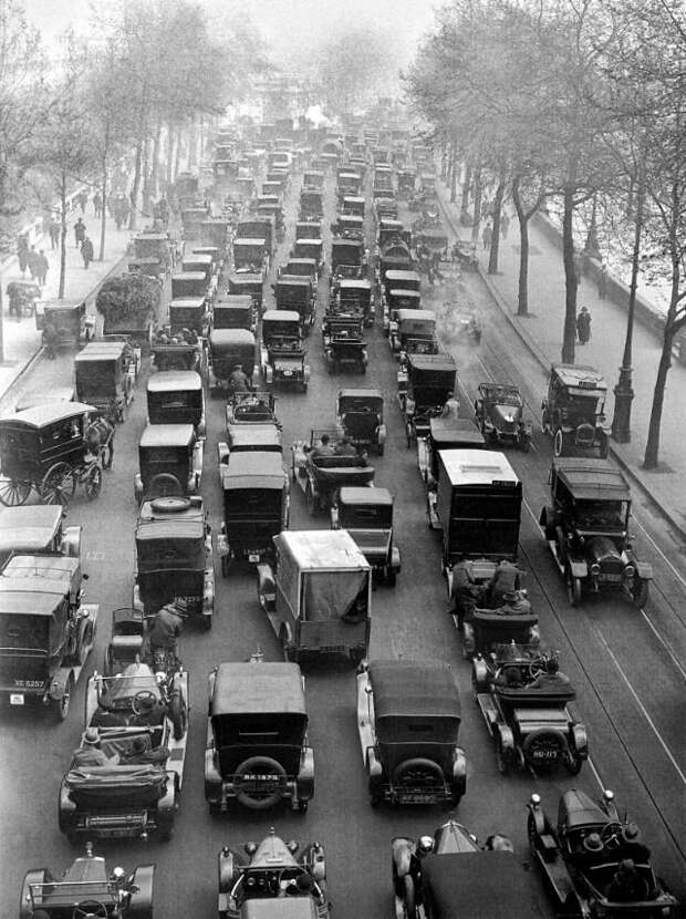 Как выглядели пробки на дорогах десятки лет назад