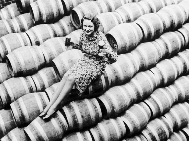 Однако всему нелепому рано или поздно приходит конец. Женщина сидит на бочках с пивом 1933 г. 