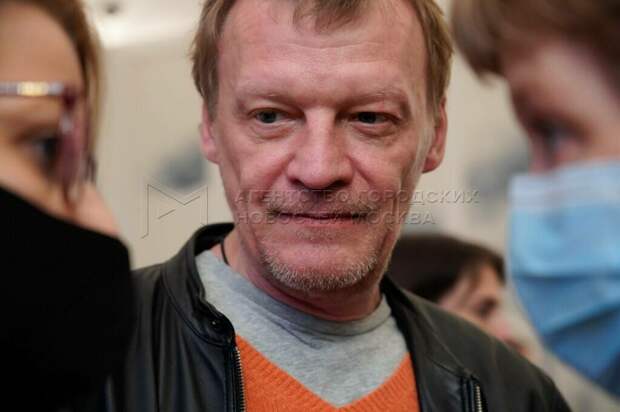Актёр Серебряков, зачем-то вернувшийся в Россию, опять недоволен