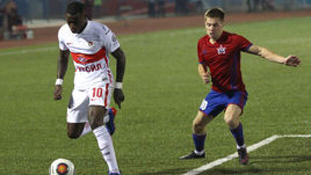Среда. Хабаровск. "СКА-Хабаровск" – "Спартак" - 1:0. Герой встречи - автор победного мяча Владислав НИКИФОРОВ (справа) и полузащитник москвичей Квинси ПРОМЕС.