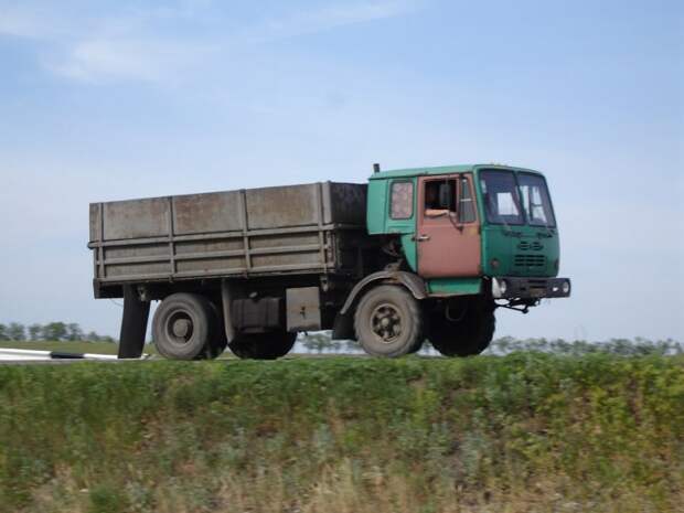 Передняя ось – МАЗ-500, задний мост – Raba, а к кабине доварена «спалка» грузовик, колхида