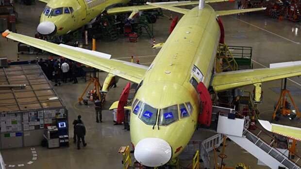 Самолеты Sukhoi Superjet 100 в цехе окончательной сборки на заводе имени Гагарина в Комсомольске-на-Амуре Санкции делают Superjet неконкурентоспособным по цене, заявил Борисов