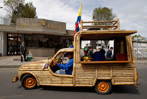 Автомобиль, сделанный почти полностью из бамбука. Богота, Колумбия