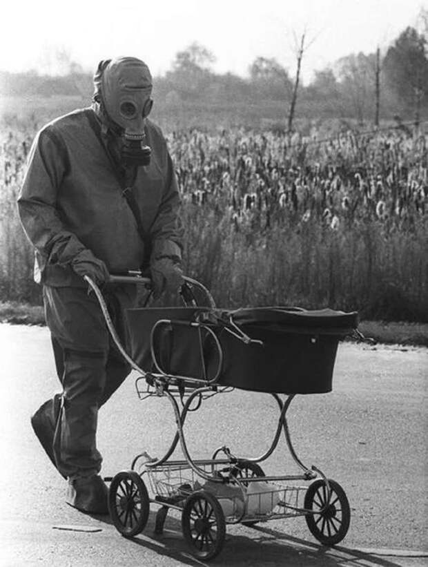Ликвидатор толкает найденную в заброшенном доме коляску с ребенком Чернобыль, чернобыльская катастрофа