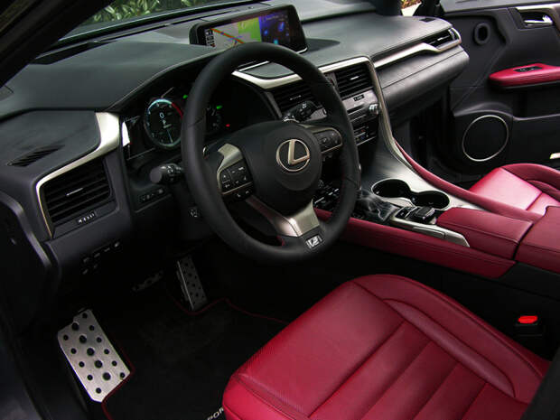 Салон японского кроссовера Lexus RX450H.| Фото: cheatsheet.com.