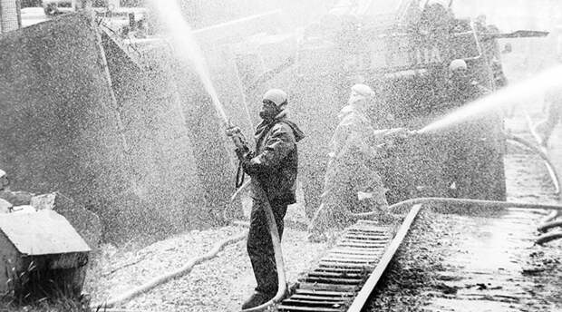 Долгожданные клапаны Фонарь перегорел окончательно. К счастью, за долю секунды до того Баранов заметил наконец трубу, ведущую к нужным клапанам. В полной темноте тройка смельчаков поднялась к ним и отодвинула обе задвижки. На поверхности дайверов встретили как настоящих героев.